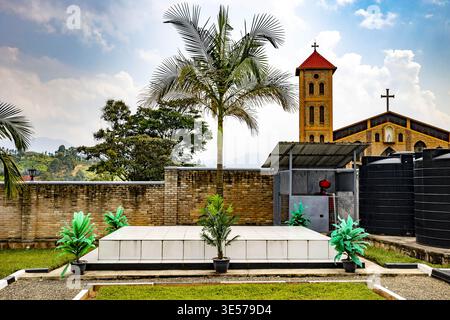 Memoriale del genocidio e chiesa cattolica a Nyange, Ruanda Foto Stock