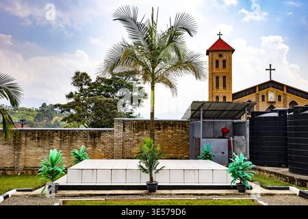 Memoriale del genocidio e chiesa cattolica a Nyange, Ruanda Foto Stock