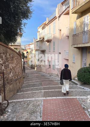 Cannes, Francia. Scalinata verso il Castello Castre e la Chiesa di nostra Signora dell'Esperanza (Église Notre-Dame d'Espérance). Foto Stock
