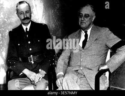 Il generale Giraud incontra il presidente Roosevelt - il presidente Franklin D. Roosevelt posa per una foto con il generale Henri Honore Giraud durante il conf alleato Foto Stock