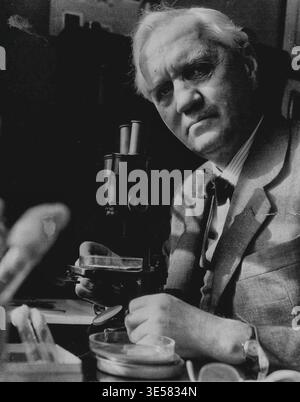 Cerca VaccineSir Alexander Fleming, scopritore della penicillina, sta ottenendo risultati incoraggianti nella sua ricerca di un vaccino anti-influenza. Pro Foto Stock