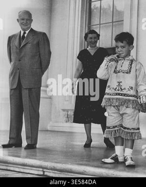 David è il favorito del presidente e si presenta per molti regali, come questo colorato vestito nativo presentato dal presidente di Panama. Lo modella in modo simpatico per il divertimento del presidente e della first lady. 2 settembre 1955. (Foto di United Press). Foto Stock