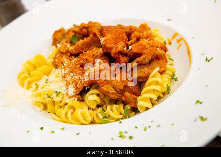 Fusilli italiani con maiale e formaggio Foto Stock