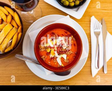 primo piano di porra antequerana in ciotola rossa per il brunch Foto Stock