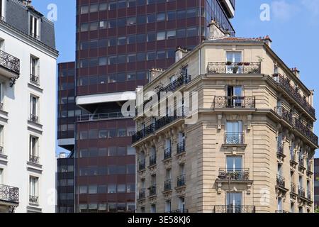Parigi, Francia - 7 maggio 2022: Veduta degli edifici residenziali in via Tolbiac nel 13° arrondissement di Parigi con l'Universite Paris 1 Pantheon Foto Stock