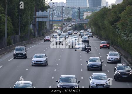 Charenton le Pont, Francia - 7 maggio 2022: Vista di un'autostrada a più corsie con traffico intenso in direzione Parigi con auto e motociclette in movimento lungo la A. Foto Stock