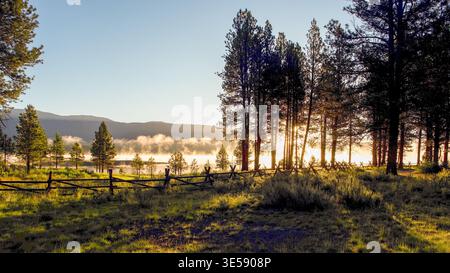Alba dorata e nebbia mattutina sul lago nell'Oregon centro-settentrionale. Ampia fotografia panoramica 16:9 di una scena del mattino presto. Foto Stock