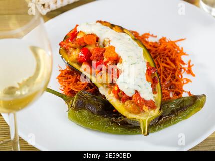 Melanzane cotte con verdure e tzatziki Foto Stock
