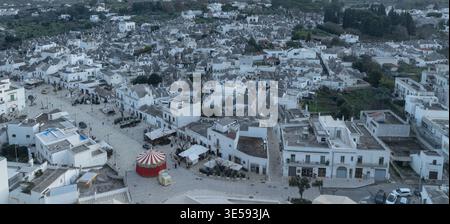 Case storiche dei Trulli di Alberobello in Puglia - capanne di pietra dipinte di bianco con tetti conici - sito dell'UNESCO dell'Italia meridionale - pittoresca macchia mediterranea Foto Stock
