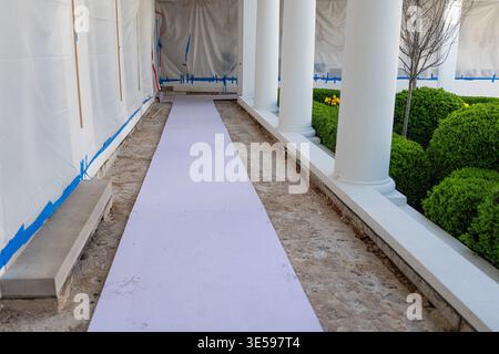 Washington, DC, USA. 31 marzo 2026. Costruzione lungo il colonnato del Rose Garden della Casa Bianca a Washington, DC, USA, martedì 31 marzo, 2026. il presidente Trump ha firmato un ordine esecutivo che farà in modo che il governo federale, attraverso il servizio postale degli Stati Uniti, fornisca agli stati informazioni sull'eleggibilità degli elettori. Credito: Aaron Schwartz/Pool tramite CNP/dpa/Alamy Live News Foto Stock