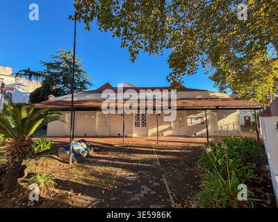 Facciata storica della vecchia caserma Juan Manuel de Rosas nel quartiere General San Martin. Costruzione con galleria e tetto piastrellato. Foto Stock