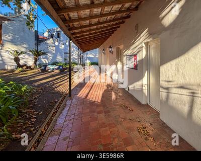 Vista della galleria coloniale con pavimento in mattoni e tetto piastrellato della casa di Juan Manuel de Rosas a San Andres, ora Museo Thompson. Un punto semicoverato Foto Stock