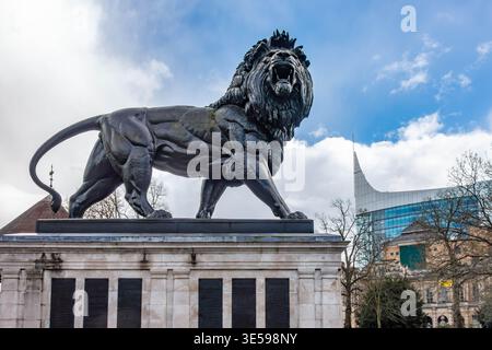 Il Maiwand Lion sorge nel centro di Forbury Gardens in Reading, Berkshire. Foto Stock