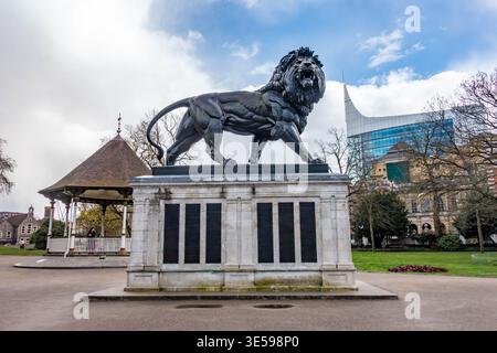 Il Maiwand Lion sorge nel centro di Forbury Gardens in Reading, Berkshire. Foto Stock