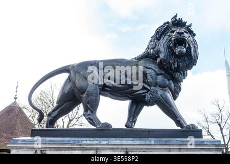 Il Maiwand Lion sorge nel centro di Forbury Gardens in Reading, Berkshire. Foto Stock