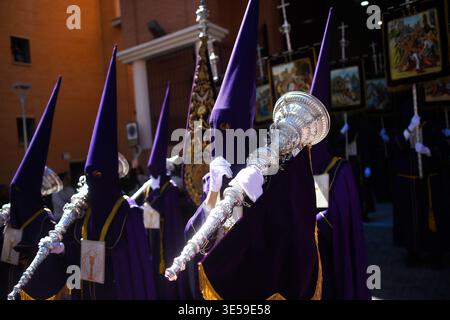 Malaga, Spagna. 31 marzo 2026. I penitenti della fratellanza Rocio partecipano alla processione del martedì Santo per celebrare le celebrazioni della settimana Santa. Migliaia di fedeli attendono di vedere le processioni con le statue di Cristo e della Vergine Maria come parte delle tradizionali celebrazioni della settimana Santa. In Andalusia, la Pasqua riunisce migliaia di persone provenienti da tutto il mondo ed è considerata uno degli eventi religiosi e culturali più importanti dell'anno. Credito: SOPA Images Limited/Alamy Live News Foto Stock