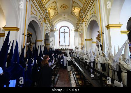 Malaga, Spagna. 31 marzo 2026. Una vista generale mostra i penitenti della fratellanza "Humillacion y estrella" all'interno della chiesa in attesa di partecipare a una processione il martedì Santo per celebrare le celebrazioni della settimana Santa. Migliaia di fedeli attendono di vedere le processioni con le statue di Cristo e della Vergine Maria come parte delle tradizionali celebrazioni della settimana Santa. In Andalusia, la Pasqua riunisce migliaia di persone provenienti da tutto il mondo ed è considerata uno degli eventi religiosi e culturali più importanti dell'anno. Credito: SOPA Images Limited/Alamy Live News Foto Stock