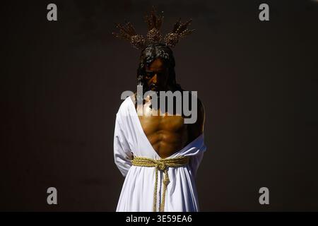Malaga, Spagna. 31 marzo 2026. La statua di Cristo della fratellanza "Humillacion y estrella" è visibile durante una processione del martedì Santo per celebrare le celebrazioni della settimana Santa. Migliaia di fedeli attendono di vedere le processioni con le statue di Cristo e della Vergine Maria come parte delle tradizionali celebrazioni della settimana Santa. In Andalusia, la Pasqua riunisce migliaia di persone provenienti da tutto il mondo ed è considerata uno degli eventi religiosi e culturali più importanti dell'anno. Credito: SOPA Images Limited/Alamy Live News Foto Stock