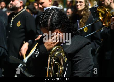 Malaga, Spagna. 31 marzo 2026. Una musicista della fratellanza "Rocio" si vede piangere mentre partecipa a una processione il martedì Santo per celebrare le celebrazioni della settimana Santa. Migliaia di fedeli attendono di vedere le processioni con le statue di Cristo e della Vergine Maria come parte delle tradizionali celebrazioni della settimana Santa. In Andalusia, la Pasqua riunisce migliaia di persone provenienti da tutto il mondo ed è considerata uno degli eventi religiosi e culturali più importanti dell'anno. Credito: SOPA Images Limited/Alamy Live News Foto Stock
