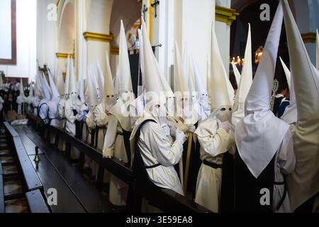 Malaga, Spagna. 31 marzo 2026. I penitenti della confraternita 'Humillacion y estrella' sono visti in attesa all'interno della chiesa mentre prendono parte a una processione il martedì Santo per celebrare le celebrazioni della settimana Santa. Migliaia di fedeli attendono di vedere le processioni con le statue di Cristo e della Vergine Maria come parte delle tradizionali celebrazioni della settimana Santa. In Andalusia, la Pasqua riunisce migliaia di persone provenienti da tutto il mondo ed è considerata uno degli eventi religiosi e culturali più importanti dell'anno. Credito: SOPA Images Limited/Alamy Live News Foto Stock