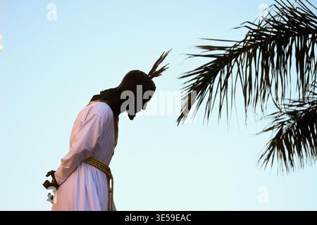 Malaga, Spagna. 31 marzo 2026. La statua di Cristo della fratellanza "Humillacion y estrella" è visibile durante una processione del martedì Santo per celebrare le celebrazioni della settimana Santa. Migliaia di fedeli attendono di vedere le processioni con le statue di Cristo e della Vergine Maria come parte delle tradizionali celebrazioni della settimana Santa. In Andalusia, la Pasqua riunisce migliaia di persone provenienti da tutto il mondo ed è considerata uno degli eventi religiosi e culturali più importanti dell'anno. Credito: SOPA Images Limited/Alamy Live News Foto Stock