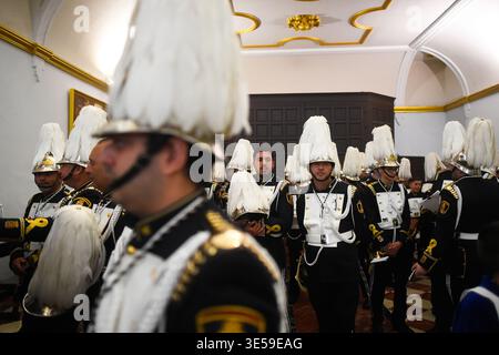 Malaga, Spagna. 31 marzo 2026. I musicisti della fratellanza "Humillacion y estrella" sono visti in attesa all'interno della chiesa mentre prendono parte a una processione il martedì Santo per celebrare le celebrazioni della settimana Santa. Migliaia di fedeli attendono di vedere le processioni con le statue di Cristo e della Vergine Maria come parte delle tradizionali celebrazioni della settimana Santa. In Andalusia, la Pasqua riunisce migliaia di persone provenienti da tutto il mondo ed è considerata uno degli eventi religiosi e culturali più importanti dell'anno. Credito: SOPA Images Limited/Alamy Live News Foto Stock