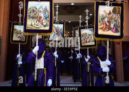 Malaga, Spagna. 31 marzo 2026. I penitenti della fratellanza Rocio sono visti portare degli stendardi mentre prendono parte ad una processione del martedì Santo per celebrare le celebrazioni della settimana Santa. Migliaia di fedeli attendono di vedere le processioni con le statue di Cristo e della Vergine Maria come parte delle tradizionali celebrazioni della settimana Santa. In Andalusia, la Pasqua riunisce migliaia di persone provenienti da tutto il mondo ed è considerata uno degli eventi religiosi e culturali più importanti dell'anno. (Foto di Jesus Merida/SOPA Images/Sipa USA) credito: SIPA USA/Alamy Live News Foto Stock