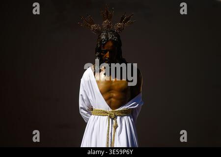 Malaga, Spagna. 31 marzo 2026. La statua di Cristo della fratellanza "Humillacion y estrella" è visibile durante una processione del martedì Santo per celebrare le celebrazioni della settimana Santa. Migliaia di fedeli attendono di vedere le processioni con le statue di Cristo e della Vergine Maria come parte delle tradizionali celebrazioni della settimana Santa. In Andalusia, la Pasqua riunisce migliaia di persone provenienti da tutto il mondo ed è considerata uno degli eventi religiosi e culturali più importanti dell'anno. (Foto di Jesus Merida/SOPA Images/Sipa USA) credito: SIPA USA/Alamy Live News Foto Stock