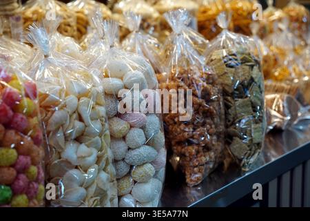 Varietà di tradizionali spuntini coreani di riso (Pungtwigi) in sacchetti di plastica Foto Stock