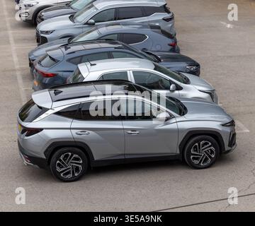 Vista dall'alto della prima auto del suv compatto Hyundai Tucson, fila di suv parcheggiati. 22 gennaio 2026. Givatayim, Israele Foto Stock