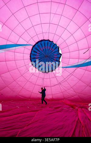 Un pilota di mongolfiera controlla l'allestimento interno del baldacchino mentre i piloti di mongolfiera si preparano a gonfiarsi mentre si radunano per prepararsi alla stagione di volo e pianificano la Bristol Balloon Fiesta del 2026 a Mansion House, Ashton Court Estate vicino a Bristol. L'annuale Bristol Balloon Fiesta è prevista per il 7-9 agosto. Data foto: Mercoledì 1 aprile 2026. Foto Stock