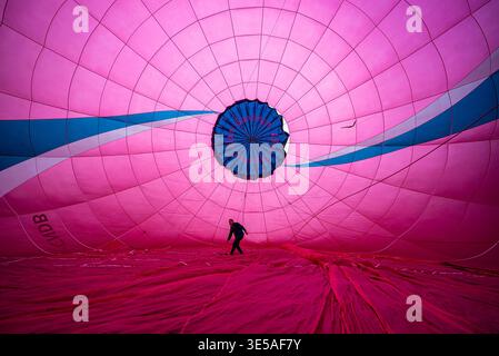 Un pilota di mongolfiera controlla l'allestimento interno del baldacchino mentre i piloti di mongolfiera si preparano a gonfiarsi mentre si radunano per prepararsi alla stagione di volo e pianificano la Bristol Balloon Fiesta del 2026 a Mansion House, Ashton Court Estate vicino a Bristol. L'annuale Bristol Balloon Fiesta è prevista per il 7-9 agosto. Data foto: Mercoledì 1 aprile 2026. Foto Stock
