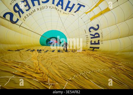 Un pilota di mongolfiera controlla l'allestimento interno del baldacchino mentre i piloti di mongolfiera si preparano a gonfiarsi mentre si radunano per prepararsi alla stagione di volo e pianificano la Bristol Balloon Fiesta del 2026 a Mansion House, Ashton Court Estate vicino a Bristol. L'annuale Bristol Balloon Fiesta è prevista per il 7-9 agosto. Data foto: Mercoledì 1 aprile 2026. Foto Stock