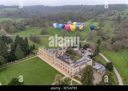 I palloni aerostatici rimbalzano uno al suolo ad Ashton Court Estate, Bristol, mentre gli equipaggi di palloni si riuniscono per srotolare le loro baldacchini per prepararsi alla stagione di volo e pianificare la Bristol Balloon Fiesta del 2026 a Mansion House, Ashton Court Estate vicino a Bristol. L'annuale Bristol Balloon Fiesta è prevista per il 7-9 agosto. Data foto: Mercoledì 1 aprile 2026. Foto Stock