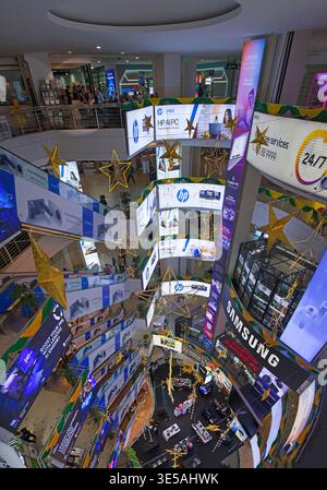 Plaza Low Yat, Bukit Bintang, Kuala Lumpur, Malesia. Spazio centrale visto dall'alto, il più grande negozio IT della Malesia Foto Stock