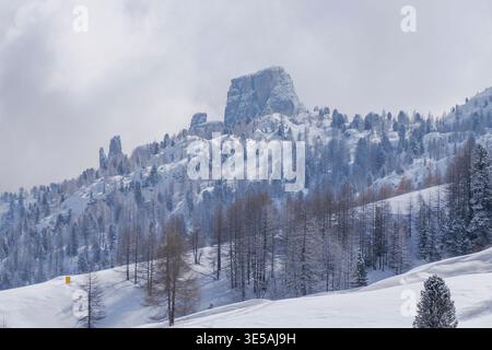 Vista delle montagne dal passo falzarego dolomiti stagione invernale Foto Stock