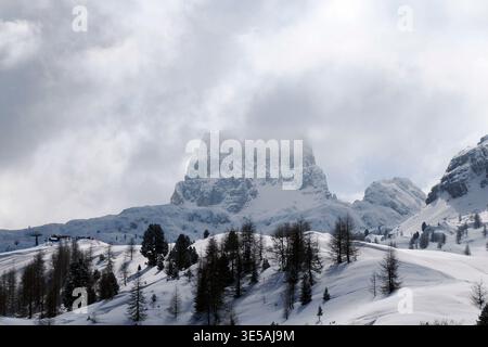 Vista delle montagne dal passo falzarego dolomiti stagione invernale Foto Stock