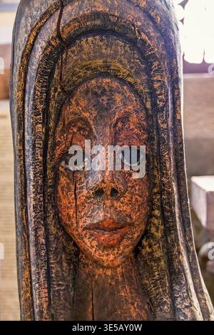 Primo piano di una testa scolpita in legno Foto Stock