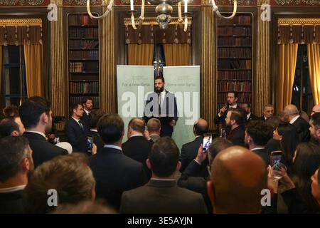 Londra, Regno Unito. 1 aprile 2026. Il presidente siriano Ahmed al-Sharaa e la sua delegazione si incontrano con uomini d'affari del Regno Unito durante la sua visita a Londra, in Gran Bretagna, il 31 marzo 2026. Foto di Balkis Press/ABACAPRESS.COM credito: Abaca Press/Alamy Live News Foto Stock