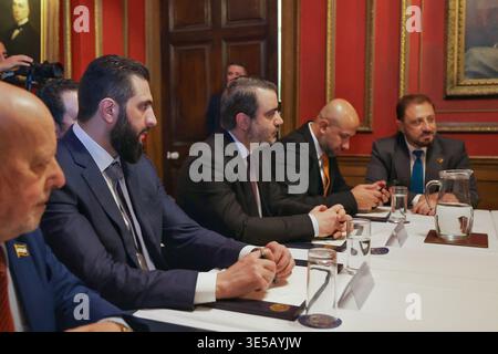 Londra, Regno Unito. 1 aprile 2026. Il presidente siriano Ahmed al-Sharaa e la sua delegazione si incontrano con uomini d'affari del Regno Unito durante la sua visita a Londra, in Gran Bretagna, il 31 marzo 2026. Foto di Balkis Press/ABACAPRESS.COM credito: Abaca Press/Alamy Live News Foto Stock