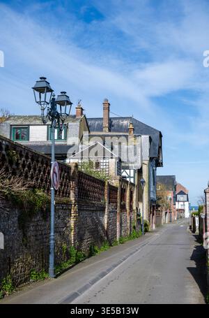 Affascinante strada della città vecchia con case tradizionali, pareti in pietra e lampioni d'epoca sotto il cielo blu, scenografico sfondo architettonico europeo Foto Stock