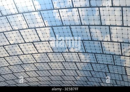 Monaco di Baviera, Germania - 24 aprile 2022: Famosa struttura del tetto di tende all'Olympiapark Olympiastadion moderna architettura a trazione Foto Stock