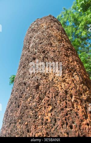 Fotografia a basso angolo di un antico pilastro megalitico della pietra di Wassu intorno al Gambia Foto Stock
