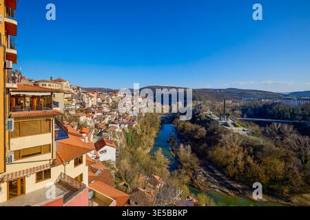 Veliko Tarnovo Bulgaria 13 marzo 2026. immagini generiche della città con varie attrazioni turistiche, strade ed edifici. Foto Stock
