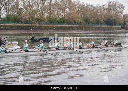 1 aprile 2026 Cambridge University Women's Crew training per la 80a Women's Boat Race Foto Stock