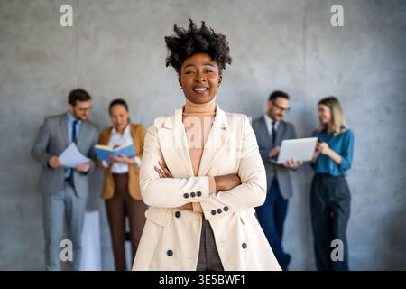 Professionisti in ambienti d'ufficio, che evidenziano il lavoro di squadra, la collaborazione, la leadership e l'innovazione Foto Stock