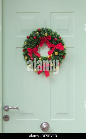 Decorazione dell'anello di natale appeso. Decorazioni natalizie all'aperto Foto Stock