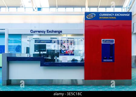 Cabina di cambio valuta presso un aeroporto, cambio valuta internazionale CXI, tecnologia di cambio valuta estera e stazione di servizio nell'aeroporto internazionale Foto Stock
