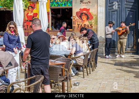 Malaga, Spagna, Andalusia, Centro Historico Antiguo de Malaga, centro storico, ristorante all'aperto, terrazza, tapas da pranzo persone che mangiano vino, W Foto Stock