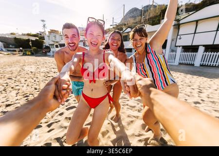 Amici felici che si godono le vacanze estive in spiaggia Foto Stock